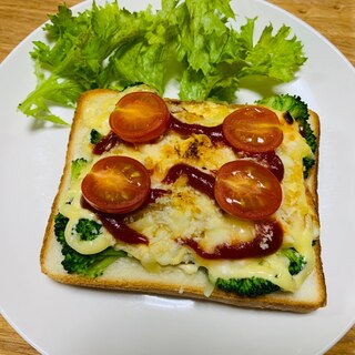 ブロッコリーと卵のピザ風オープンサンド